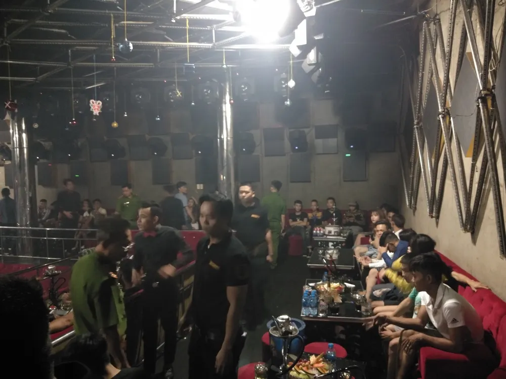 Đột kích quán bar 162, phát hiện 79 dân chơi phê ma túy ảnh 2