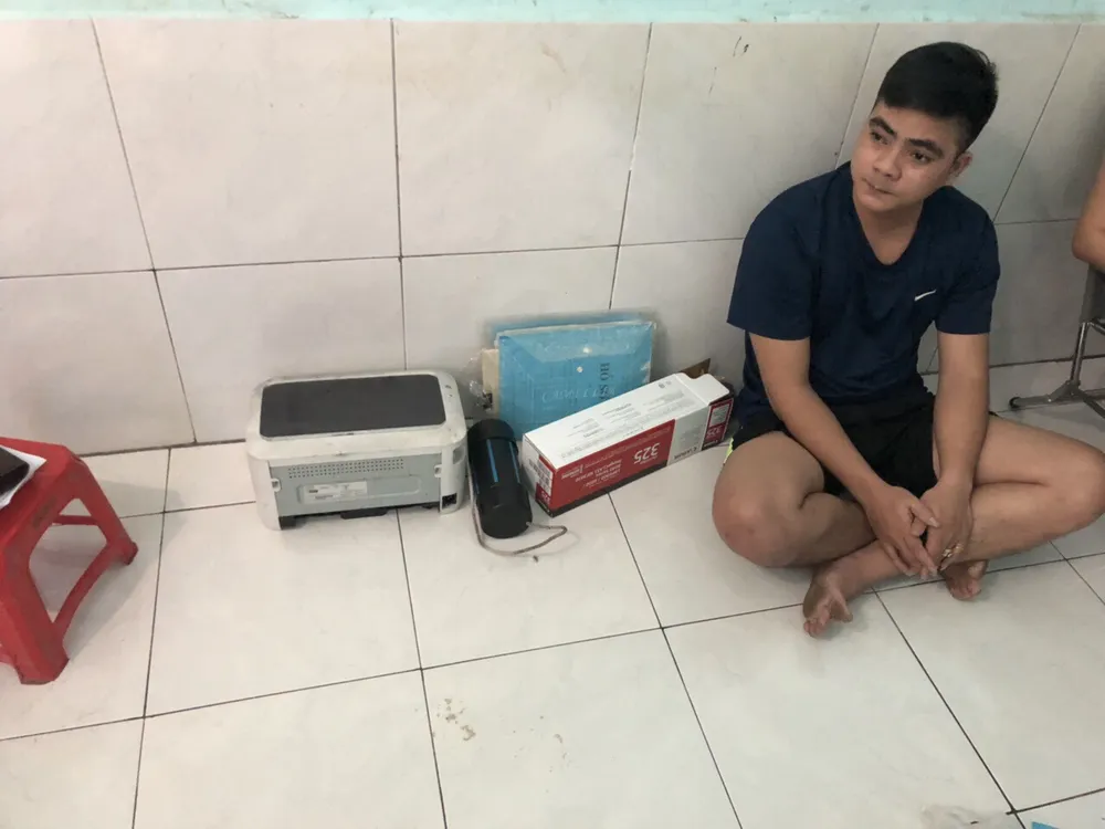 Một đối tượng cùng tang vật tại cơ quan công an