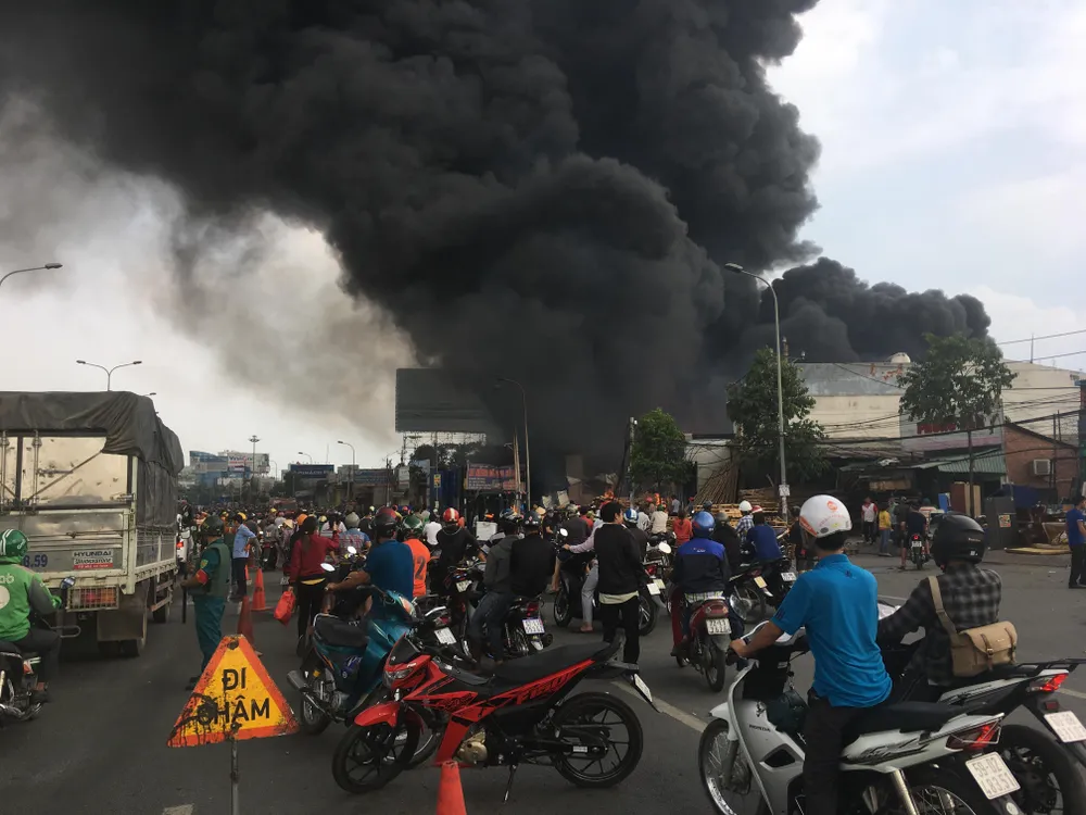  Cháy lớn gần ngã tư Vũng Tàu: 3 công ty làm pallet, 1 xưởng gỗ thiệt hại nặng ảnh 4