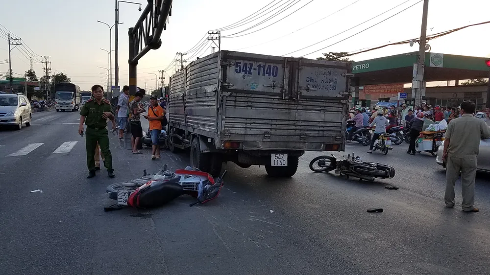  Hai vụ tai nạn khiến 1 người tử vong, nhiều người bị thương ở TPHCM ảnh 2