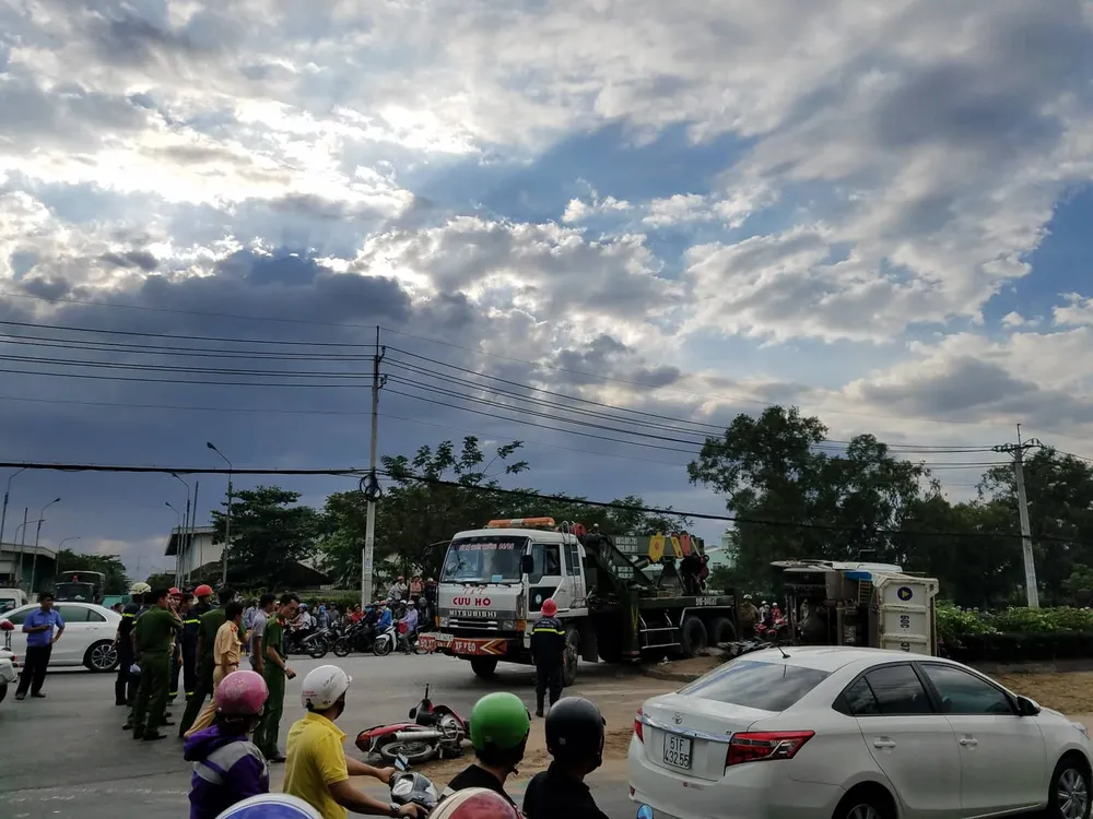  Hai vụ tai nạn khiến 1 người tử vong, nhiều người bị thương ở TPHCM ảnh 3