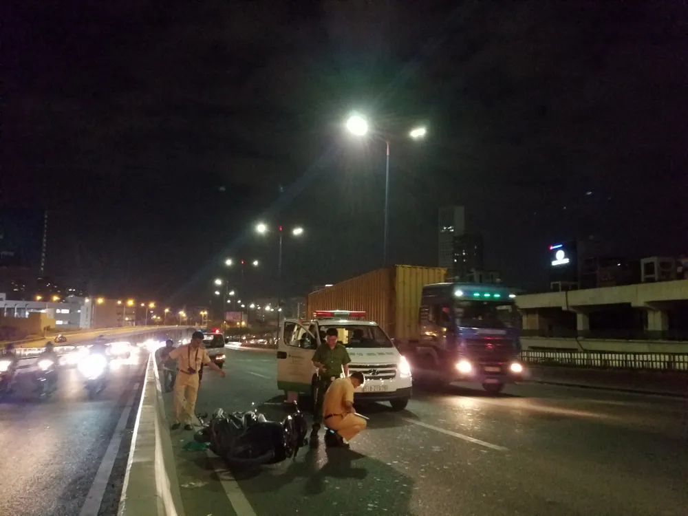 Liên tiếp xảy ra TNGT trên cầu Sài Gòn do xe máy đi vào làn đường ô tô ảnh 2