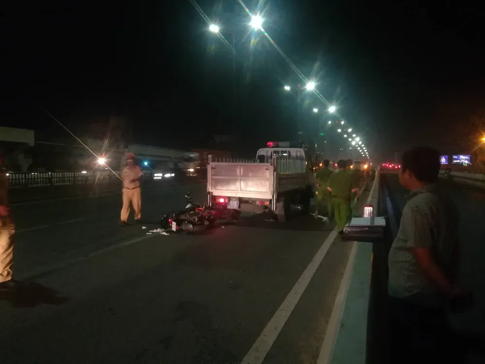 Liên tiếp xảy ra TNGT trên cầu Sài Gòn do xe máy đi vào làn đường ô tô ảnh 3