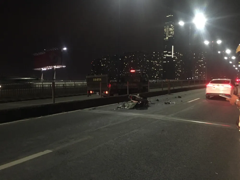 Liên tiếp xảy ra TNGT trên cầu Sài Gòn do xe máy đi vào làn đường ô tô ảnh 6