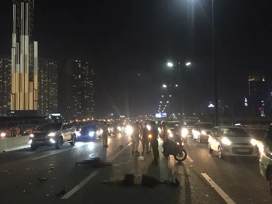 Liên tiếp xảy ra TNGT trên cầu Sài Gòn do xe máy đi vào làn đường ô tô ảnh 7