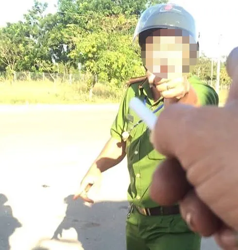 Tạm đình chỉ thiếu tá công an văng tục với tài xế do bị khích ảnh 1