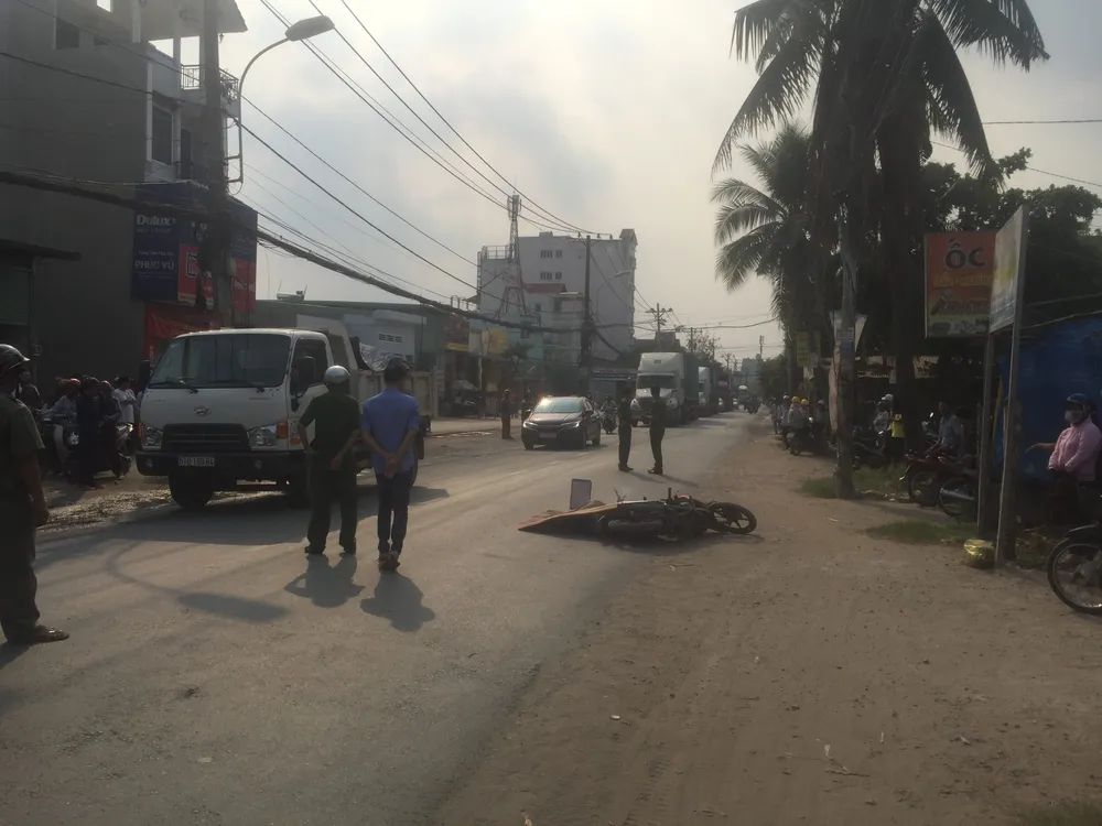 Người dân truy đuổi xe container cán chết người rồi bỏ chạy ảnh 1