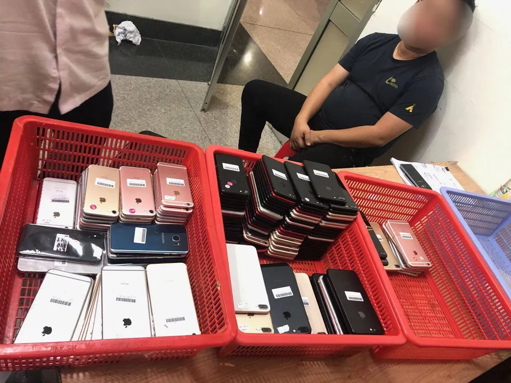  Phát hiện hành khách Hàn Quốc mang 200 chiếc ĐTDĐ bằng đường hàng không ảnh 1