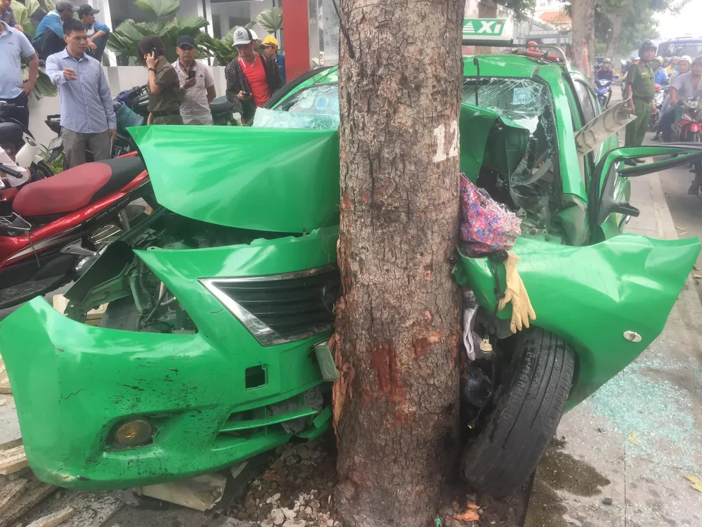 Đầu xe dính chặt vào cây xanh. Ảnh: CHÍ THẠCH​