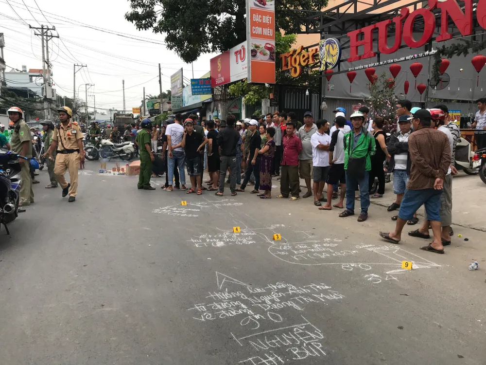 Va chạm giữa xe máy và xe chở rác, 2 người tử vong ảnh 2