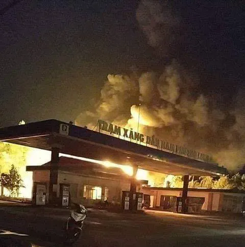  Cháy lớn ở cây xăng, nhiều người hoảng sợ ảnh 1