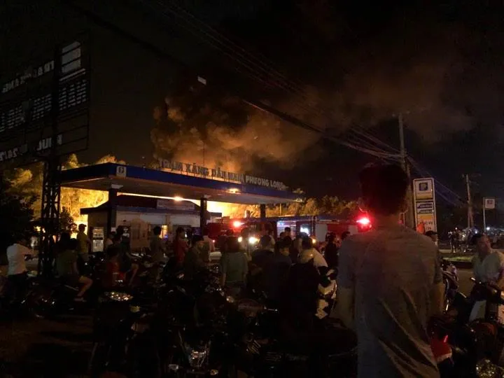  Cháy lớn ở cây xăng, nhiều người hoảng sợ ảnh 2