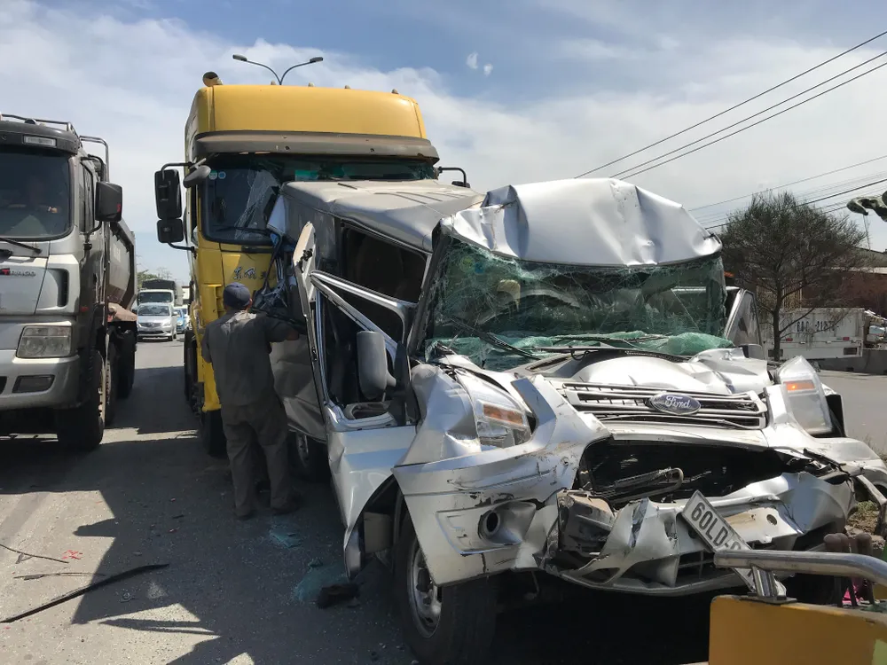  Va chạm liên hoàn, tài xế kẹt trong xe ô tô 16 chỗ ảnh 2