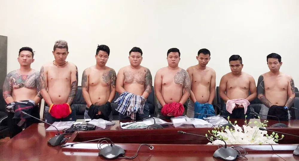 Băng nhóm giang hồ Vũ "bông hồng" tại cơ quan công an.