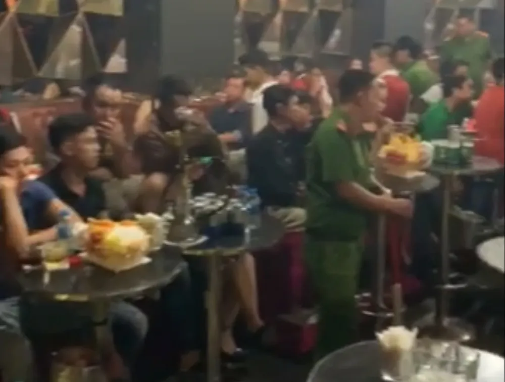 Đột kích vũ trường Đông Kinh, phát hiện 27 thanh niên dương tính với ma tuý ảnh 1