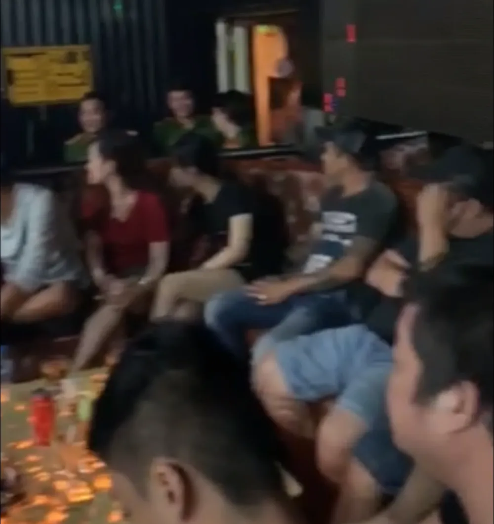 Đột kích vũ trường Đông Kinh, phát hiện 27 thanh niên dương tính với ma tuý ảnh 2