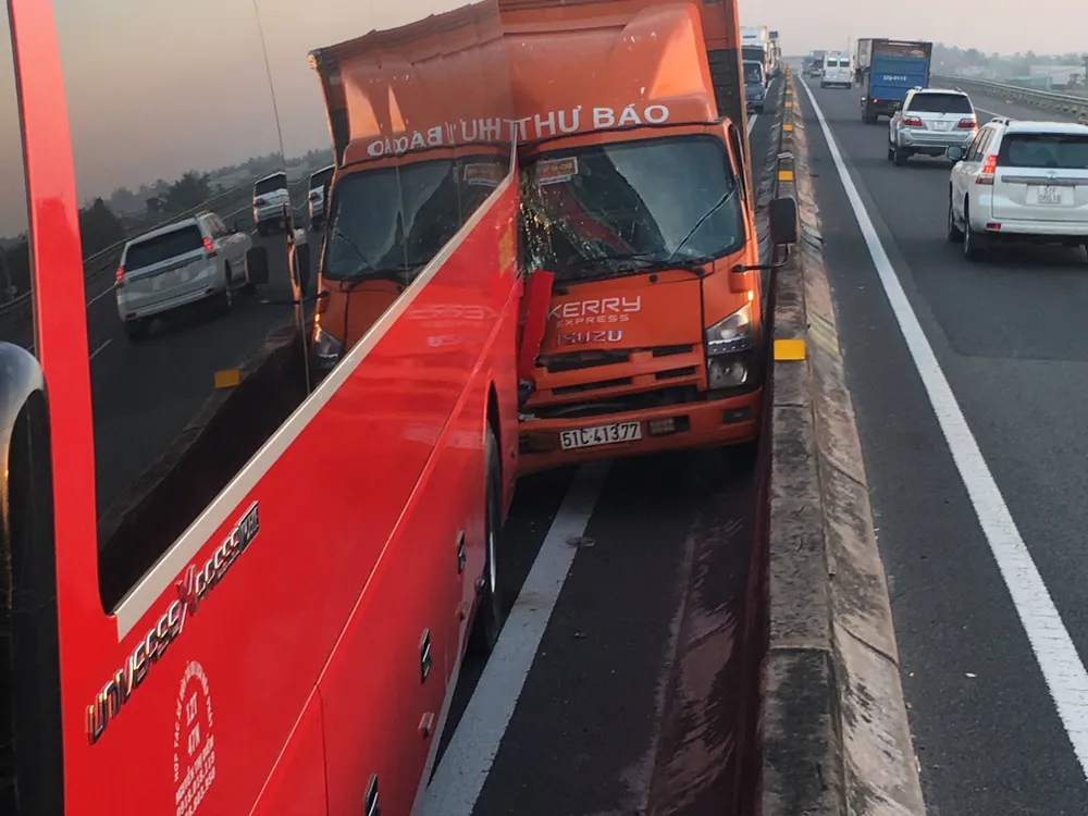 Va chạm liên tiếp trên cao tốc TPHCM – Trung Lương, nhiều người hoảng loạn  ảnh 2