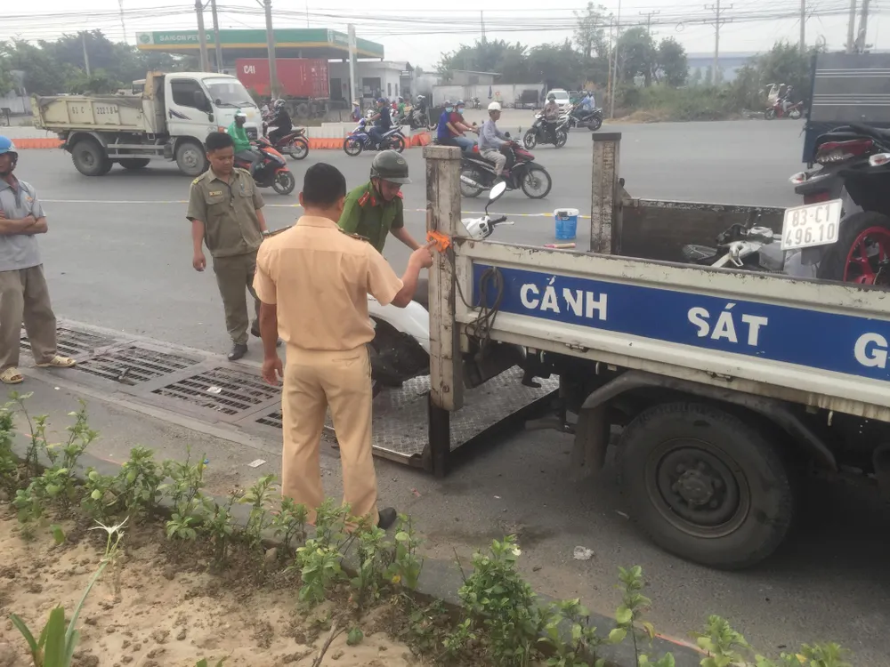  Người dân truy đuổi xe container cán chết người phụ nữ rồi bỏ chạy ảnh 1