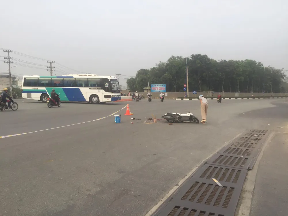  Người dân truy đuổi xe container cán chết người phụ nữ rồi bỏ chạy ảnh 2