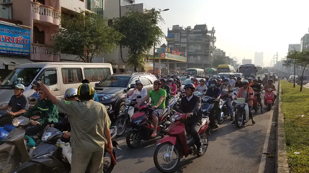  Xe container gặp sự cố, giao thông ùn ứ gần 5 giờ đồng hồ ảnh 3