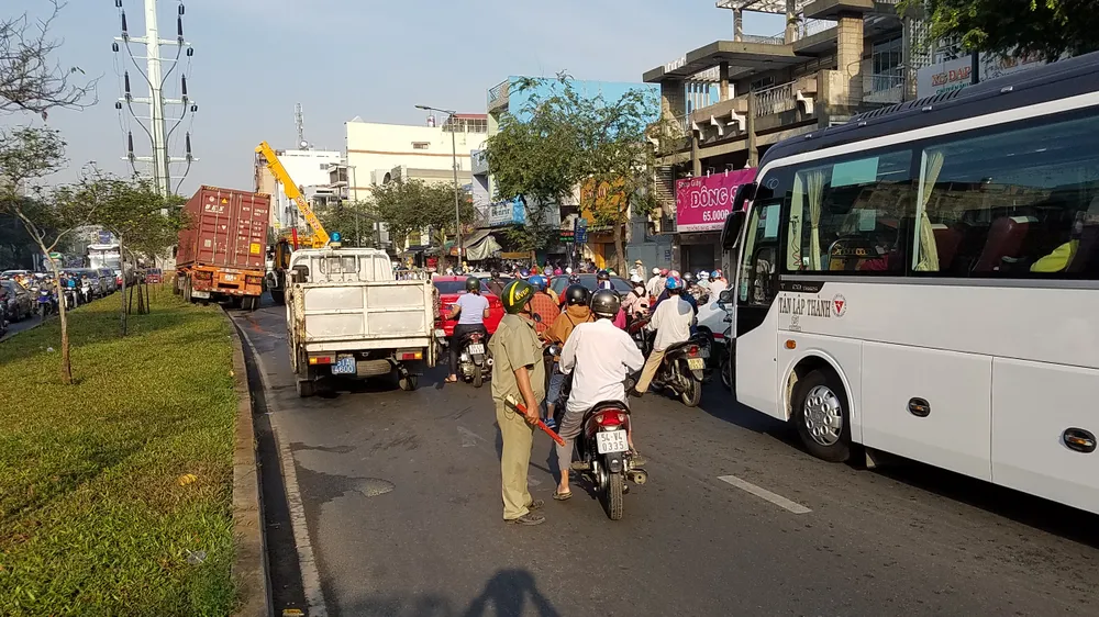  Xe container gặp sự cố, giao thông ùn ứ gần 5 giờ đồng hồ ảnh 1