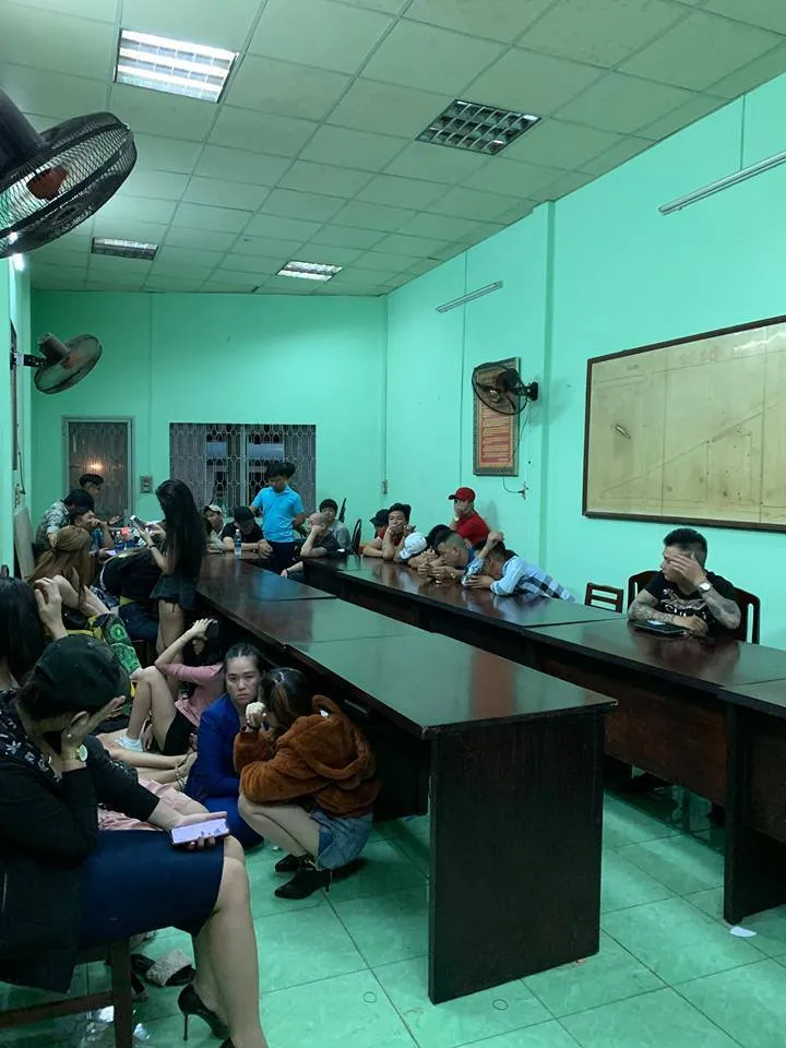  Vũ nữ múa khiêu dâm phục vụ dân chơi phê ma túy ở quán bar  ảnh 1