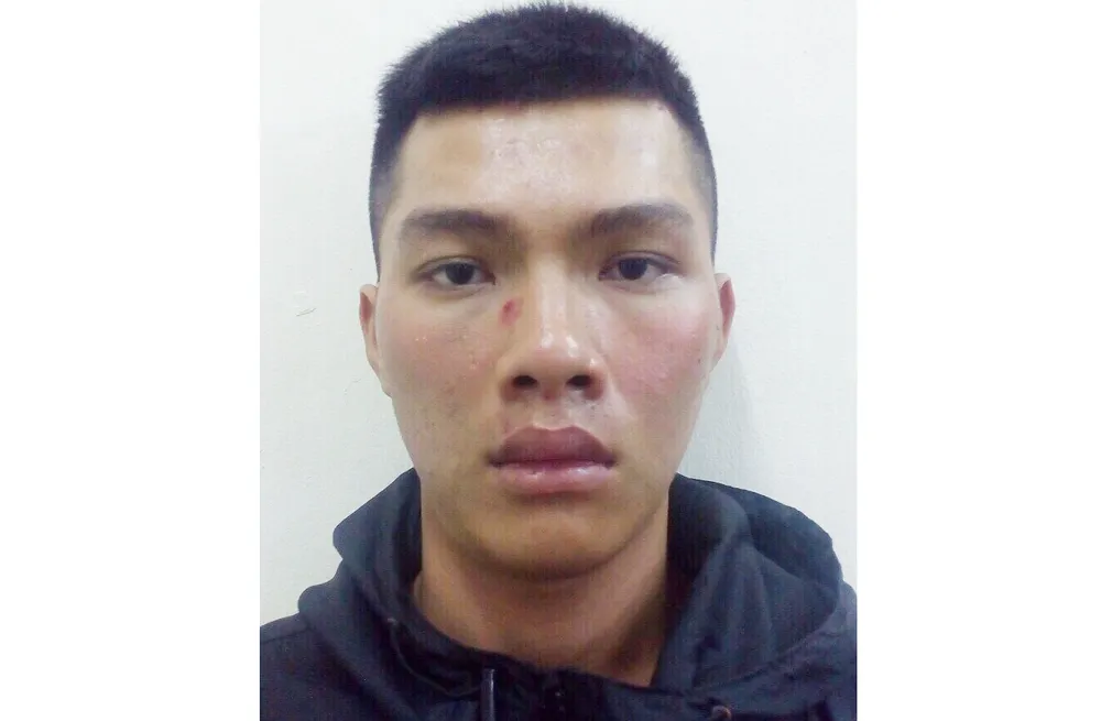 Người đàn ông bị cướp tông thẳng xe vào 2 tên cướp ảnh 1