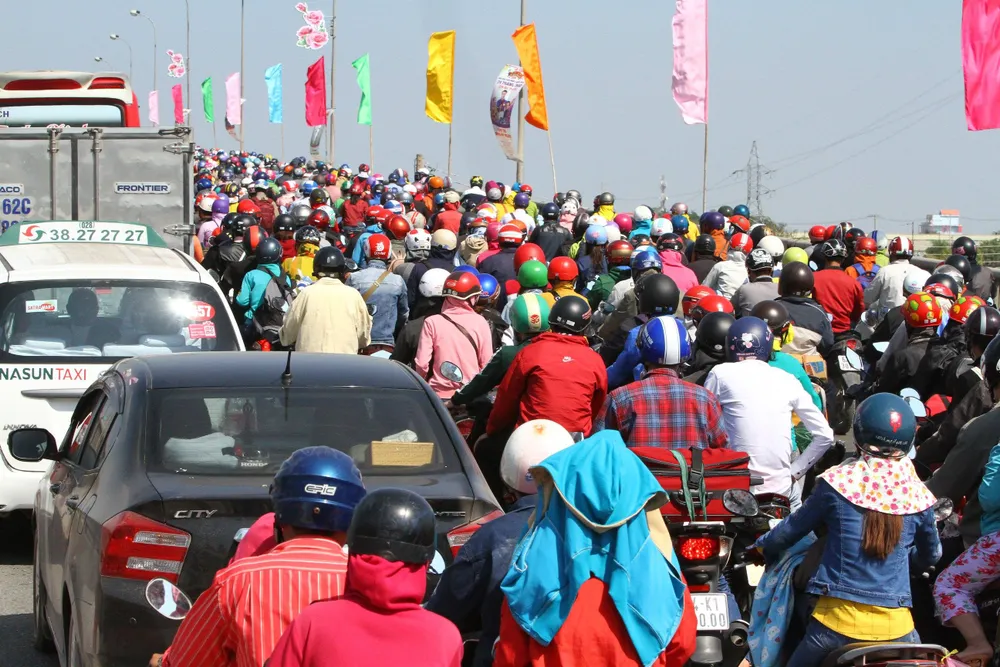  Người dân từ miền Tây đổ về TPHCM sau tết, quốc lộ 1A kẹt xe kinh hoàng hàng km ảnh 6