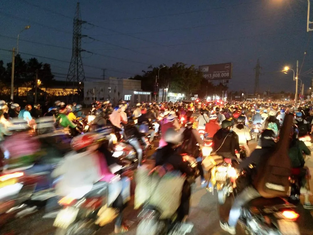  Người dân từ miền Tây đổ về TPHCM sau tết, quốc lộ 1A kẹt xe kinh hoàng hàng km ảnh 16