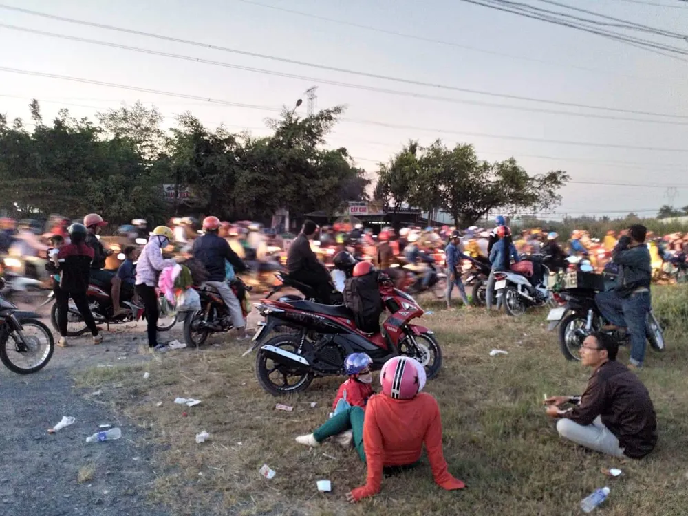  Người dân từ miền Tây đổ về TPHCM sau tết, quốc lộ 1A kẹt xe kinh hoàng hàng km ảnh 10