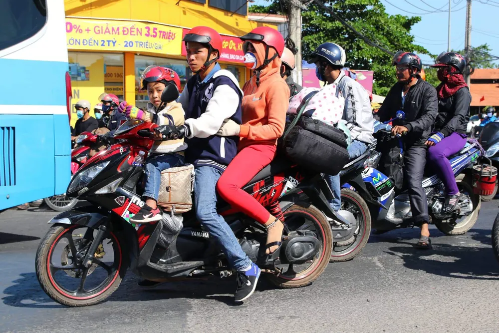  Người dân từ miền Tây đổ về TPHCM sau tết, quốc lộ 1A kẹt xe kinh hoàng hàng km ảnh 9