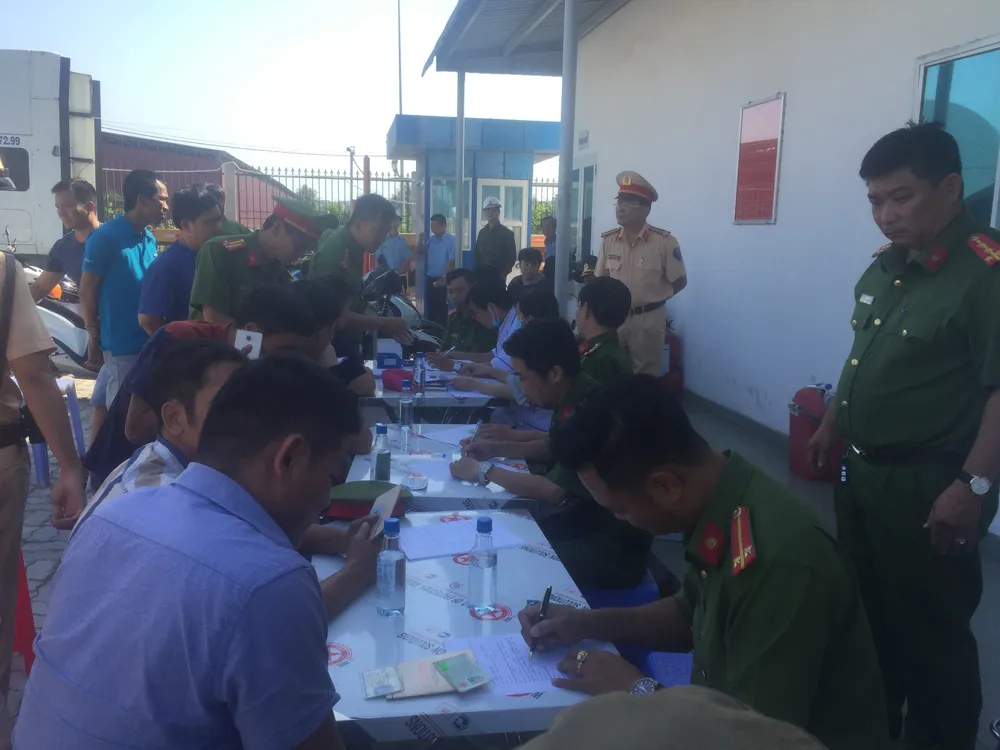 Hàng chục tài xế bị tổ công tác kiểm tra. Ảnh: C.T