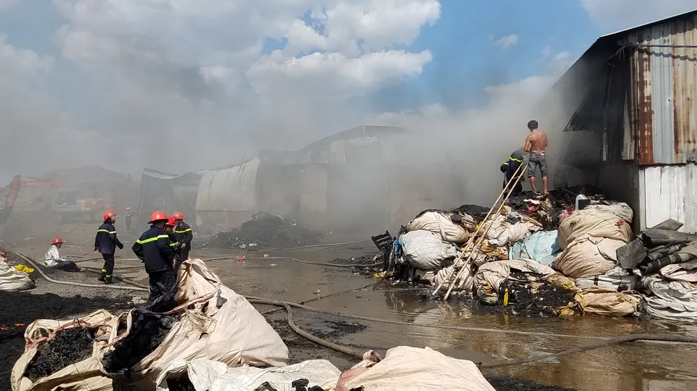 Hai xưởng phế liệu bốc cháy dữ dội ở huyện Bình Chánh ảnh 4