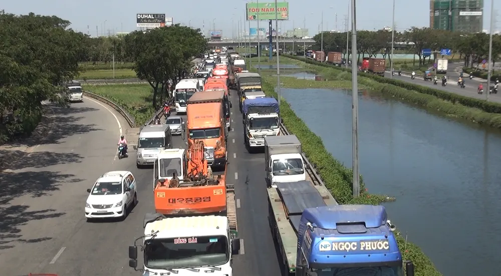 5 xe va chạm liên hoàn trên cầu Bình Điền ảnh 4