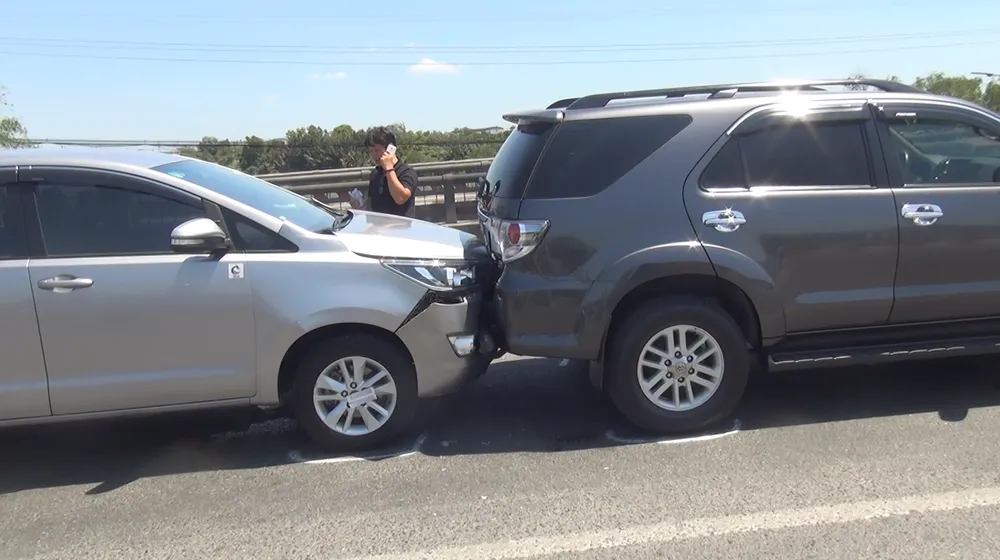 5 xe va chạm liên hoàn trên cầu Bình Điền ảnh 2