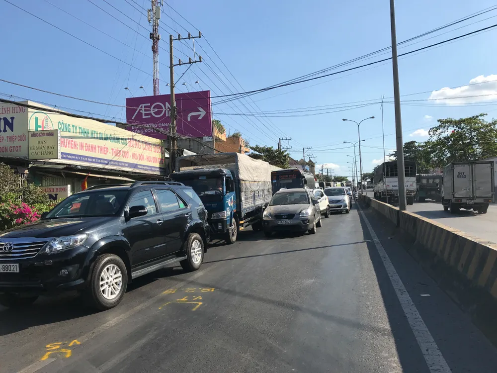  Xe ben tông lật ô tô trên quốc lộ 1K, nhiều người thoát chết ảnh 1