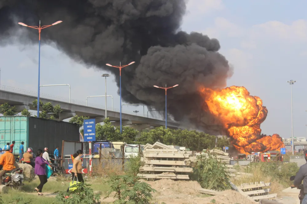  Xe bồn chở xăng dầu bốc cháy dữ dội trên xa lộ Hà Nội ảnh 1