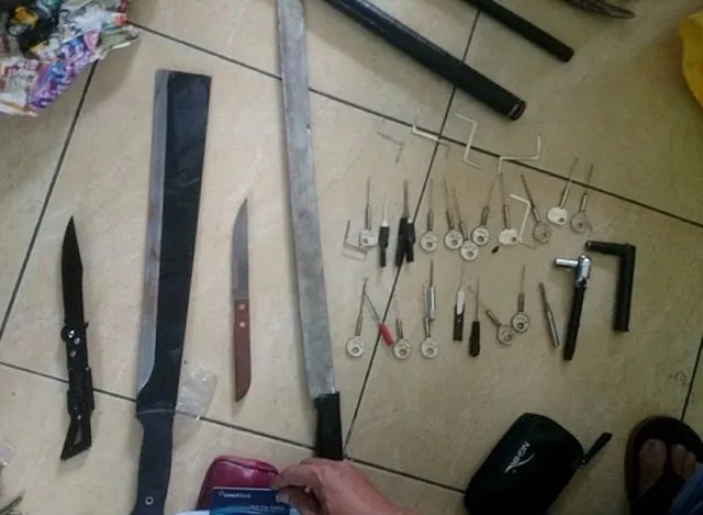 Bị truy bắt, nhóm cướp dùng mã tấu chém công an ảnh 2