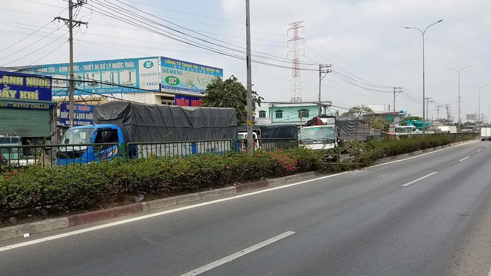  Va chạm liên hoàn 3 xe tải trên quốc lộ 1, giao thông ùn ứ kéo dài  ảnh 4