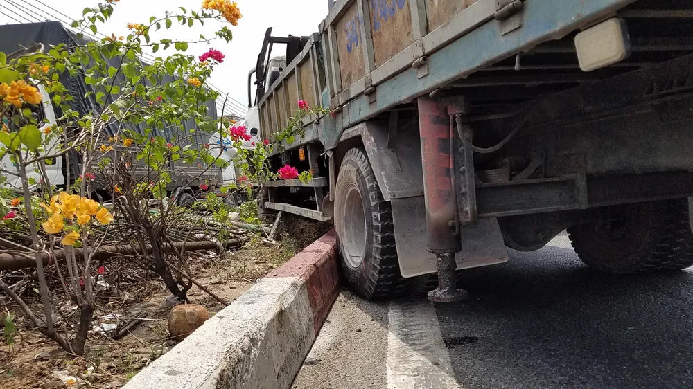  Va chạm liên hoàn 3 xe tải trên quốc lộ 1, giao thông ùn ứ kéo dài  ảnh 3