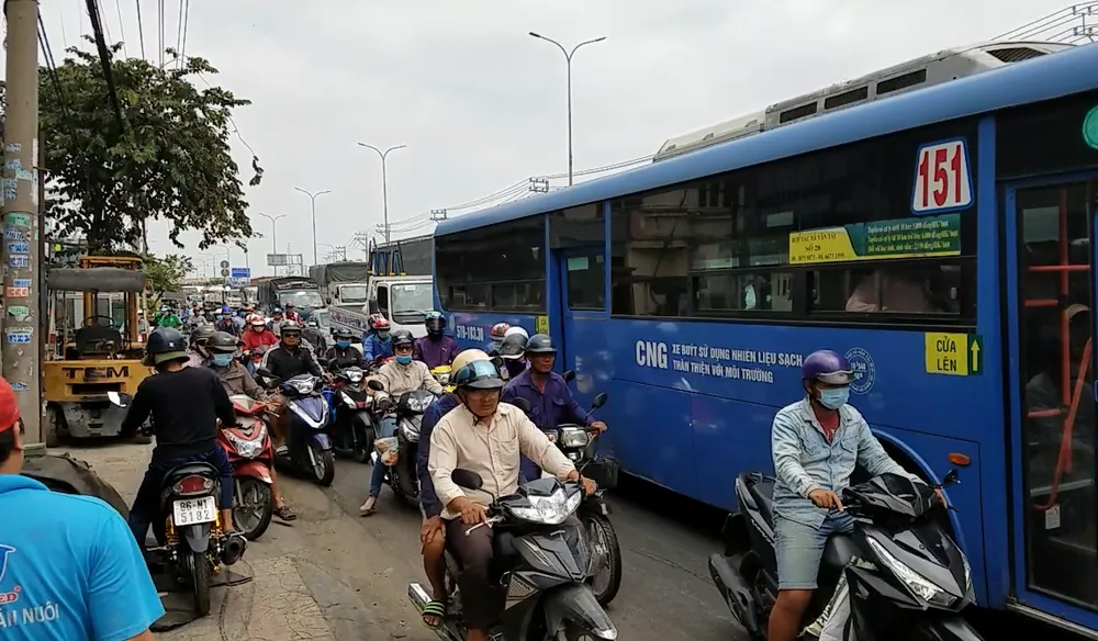  Va chạm liên hoàn 3 xe tải trên quốc lộ 1, giao thông ùn ứ kéo dài  ảnh 5