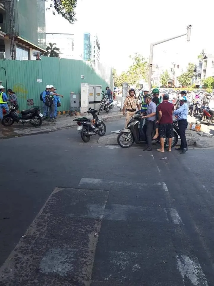 Nạn nhân được đưa đi cấp cứu.