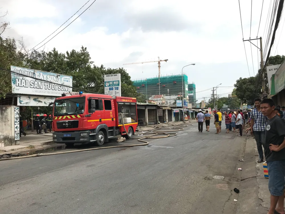 Cháy kho hoá chất giáp ranh tỉnh Bình Dương và TPHCM ảnh 1