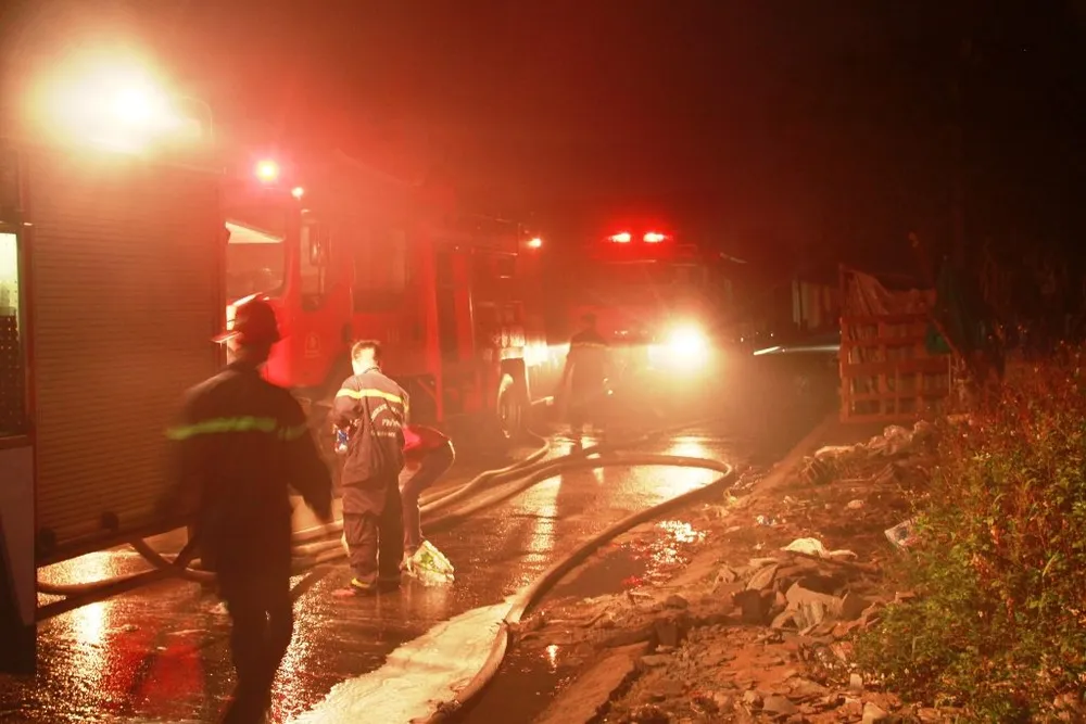 Cháy lớn tại kho hàng chứa dầu nhớt ở quận 12, nhiều người hoảng sợ ảnh 1