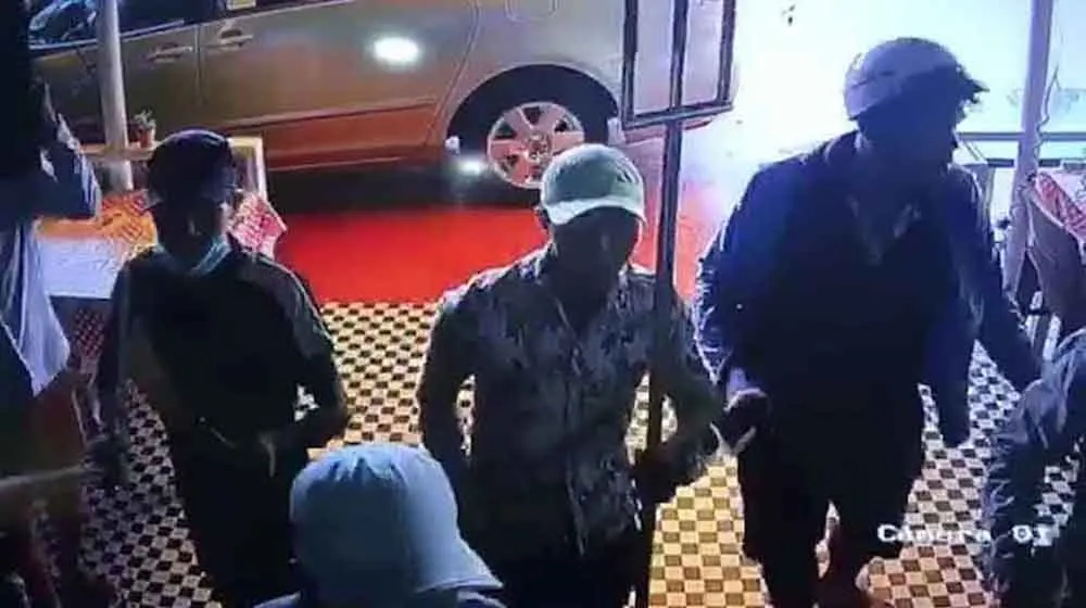  Bắt nhóm đối tượng nghi đòi bảo kê chém nhân viên quán cà phê nhập viện ảnh 3