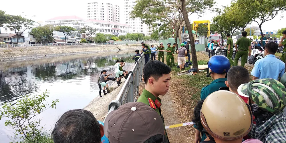 Câu cá ở kênh Tàu Hủ, 1 người tử vong ảnh 1