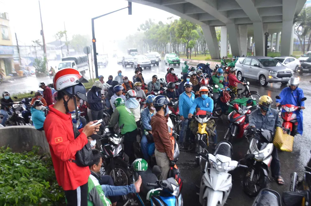 Cơn mưa “giải nhiệt” ở TPHCM khiến nhiều người té ngã trên đường ảnh 2