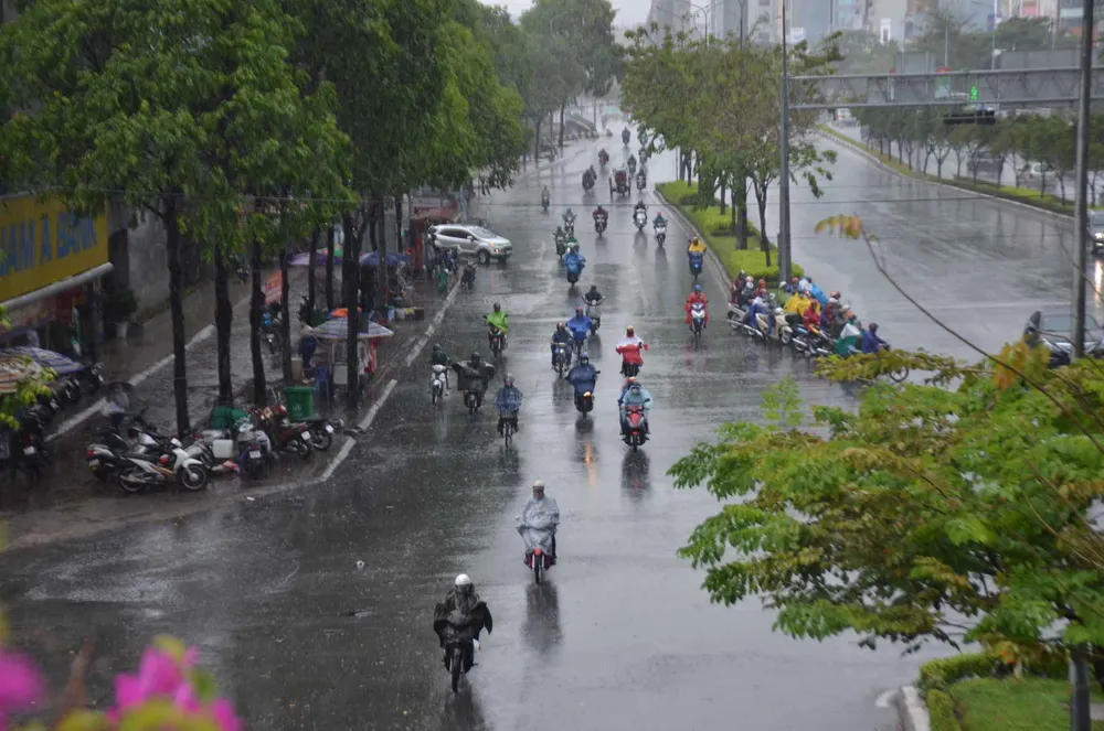 Cơn mưa “giải nhiệt” ở TPHCM khiến nhiều người té ngã trên đường ảnh 3