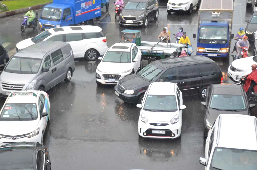 Cơn mưa “giải nhiệt” ở TPHCM khiến nhiều người té ngã trên đường ảnh 1