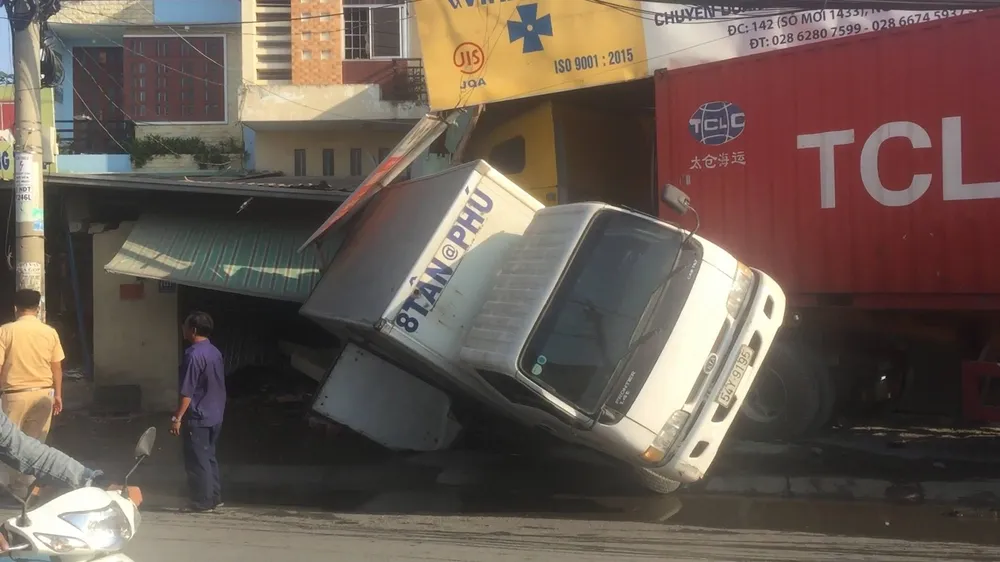 Xe container tông sập vào 2 nhà dân, nhiều người thoát chết ảnh 1